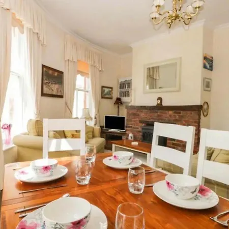 4-beds Sleeps 8 Sea View & Pet Friendly Апартаменты